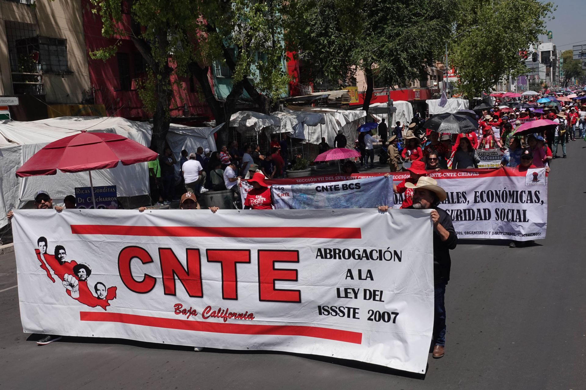 Maestros de la CNTE en marcha en CDMX el 15 de mayo 2026